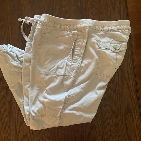 Women’s capris old navy size large Cream color - Picture 2 of 4